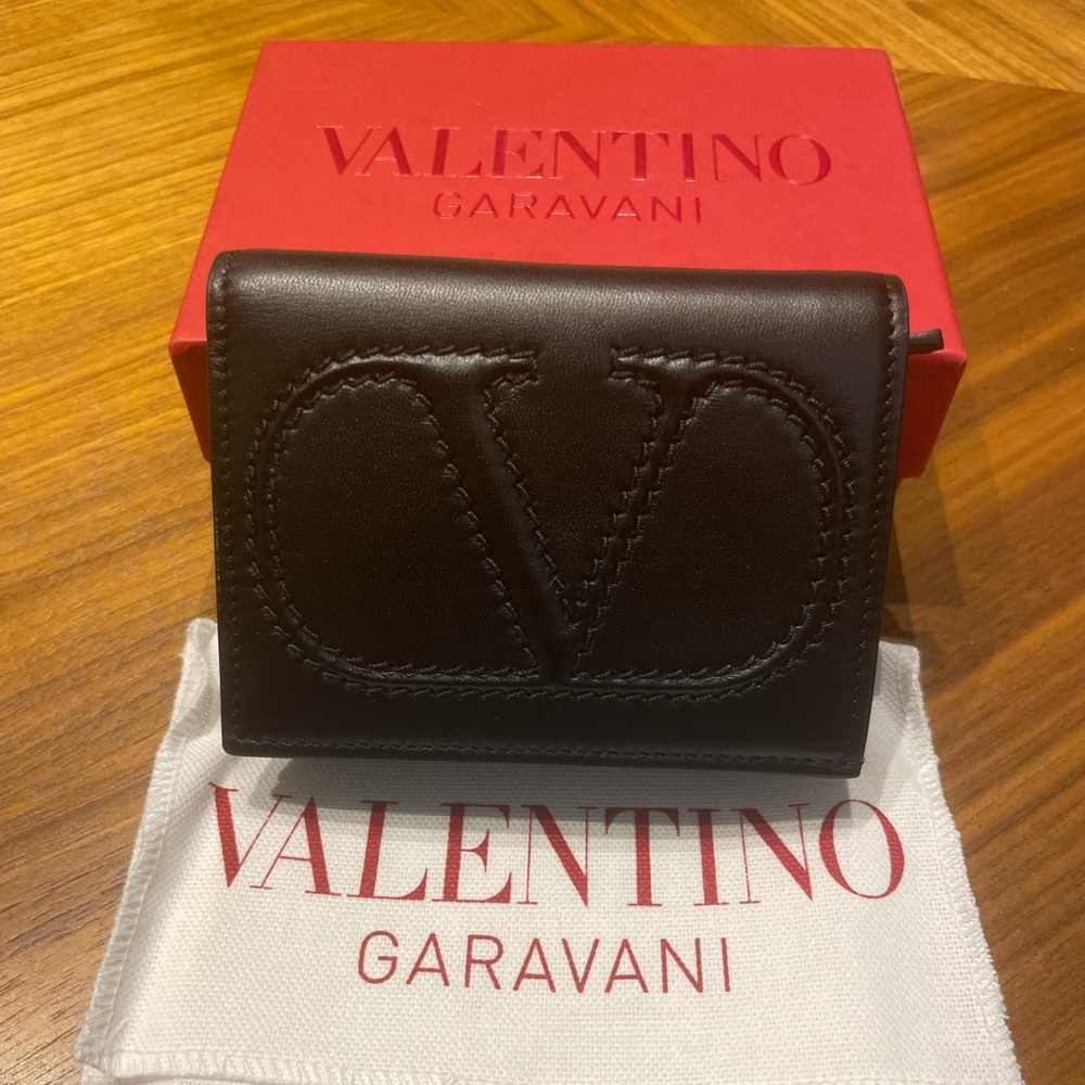 Valentino Garavani tonal stitched V logo compact wallet